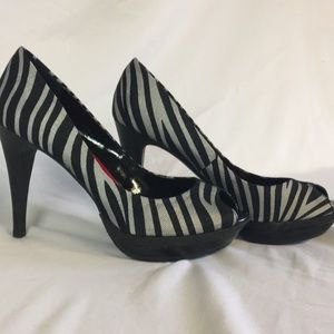 Moda Peep Toe Zebra Striped Platform Pumps Sz 7.5